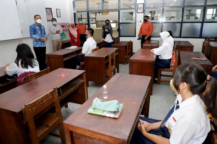 Wali Kota Surabaya Eri Cahyadi saat meninjau pembelajaran tatap (PTM) di salah satu sekolah di Surabaya, Senin (6/9/2021).
