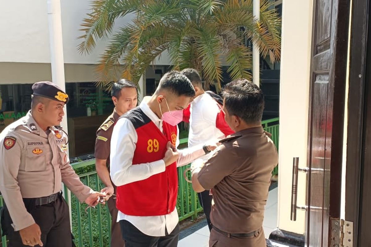 Terdakwa penganiayaan kepada D, Mario Dandy Satriyo yang tampil berbeda dengan mengenakan masker pink dalam sidang lanjutan di Pengadilan Negeri Jakarta Selatan, Selasa (18/7/2023). Berbeda dengan Mario, terdakwa lain yakni Shane, tampak mengenakan masker hitam.