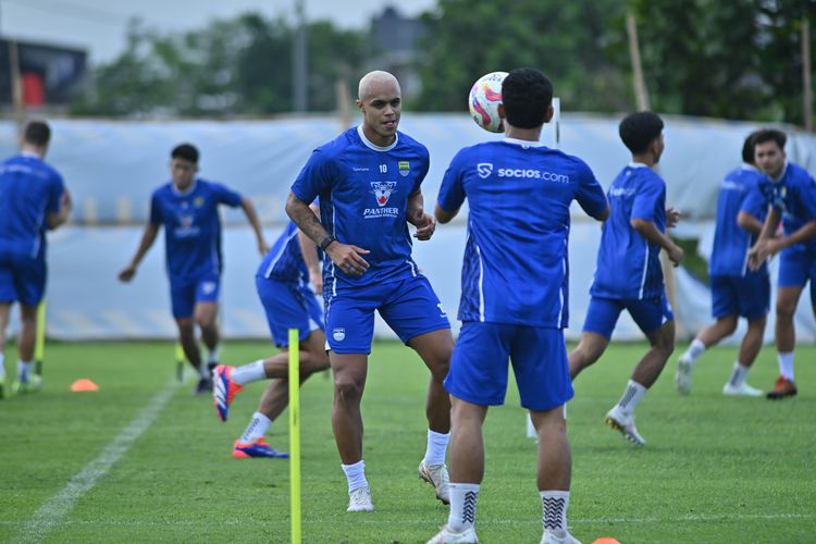 Ada tujuh pemain baru Persib Bandung sudah mulai berlatih di latihan perdana pramusim pada Senin (30/5/2025) di Lapangan pendamping Stadion Gelora Bandung Lautan Api (GBLA), salah sarunya Wiliam Marcilio. 