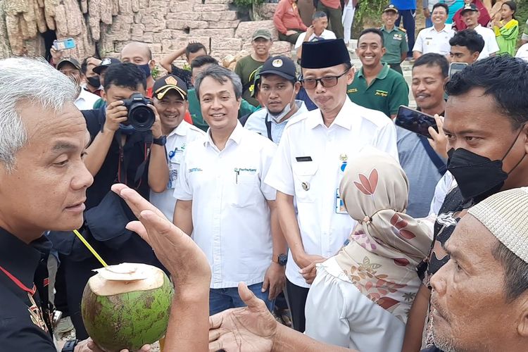 Ganjar Pranowo mengajak tos seorang kakek saat berkunjung ke Kabupaten Blora, Jawa Tengah, Rabu (26/10/2022)