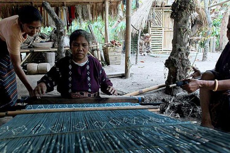 Tiga ibu menyelesaikan pembuatan kain tenun dengan cara tradisional di sanggar tenun ikat pimpinan Alfonsa Horeng, di Nita Pleat, Desa Nita, Kabupaten Sikka, Kamis (4/8/2016). Sanggar ini menjadi wadah ibu-ibu penenun tradisional yang tinggal di sekitar tempat itu.