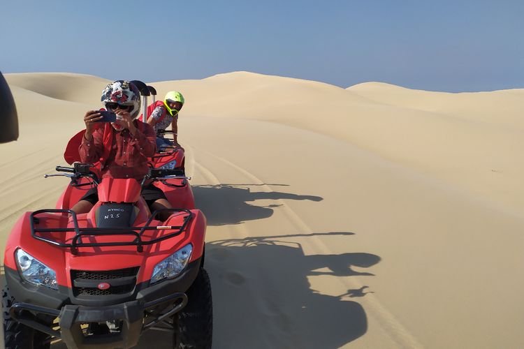 Peserta Quad Bike Tours di Sand Dune Worimi
