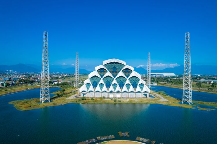 Masjid  Raya Al-Jabbar, masjid terbesar di Jawa Barat yang berada di Kecamatan Gedebage, Kota Bandung