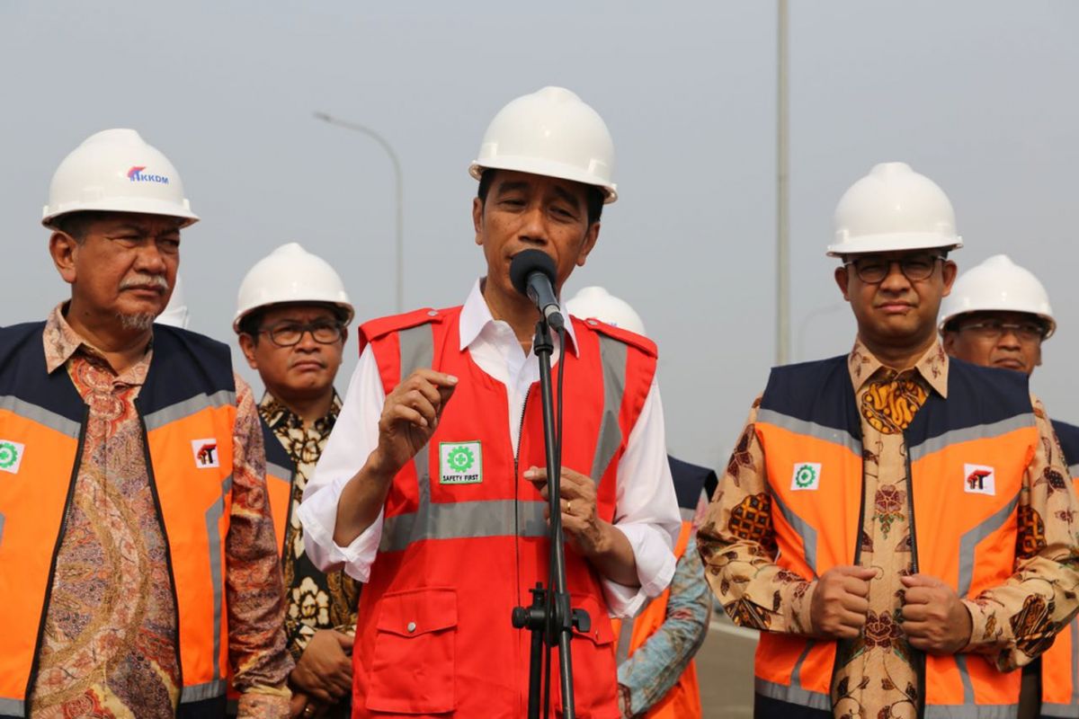 Presiden Joko Widodo didampingi Gubernur DKI Jakarta Anies Baswedan dan Wakil Gubernur Jawa Barat Deddy Mizwar, memberikan sambutan peresmian Tol Bekasi-Cawang-Kampung Melayu (Becakayu), Jumat (3/11/2017).