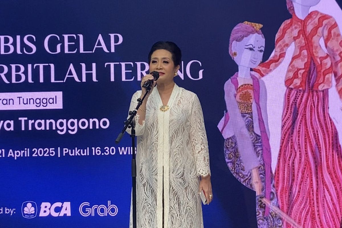 Sasya Tranggono dalam pameran tunggal Habis Gelap Terbitlah Terang di Menara Kompas, Jakarta Pusat, Senin (15/4/2025).