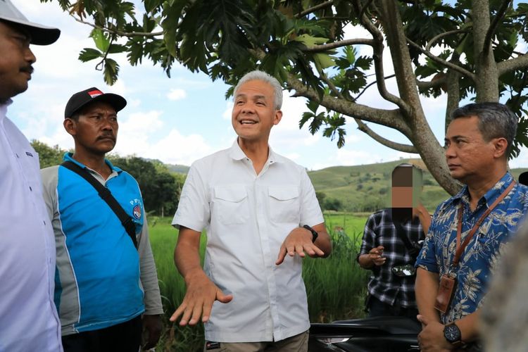 Gubernur Jateng Ganjar Pranowo saat mengecek kondisi Pegunungan Kendeng Utara di Desa Sedayu, Kecamatan Grobogan, Kabupaten Grobogan, Jumat (13/11/2023).