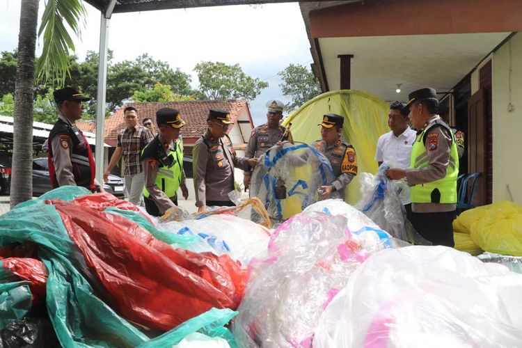 Polisi Trenggalek Jawa Timur mengamankan ratusan balon udara pada pelaksanaan Lebaran Ketupat, Rabu (17/04/2024).