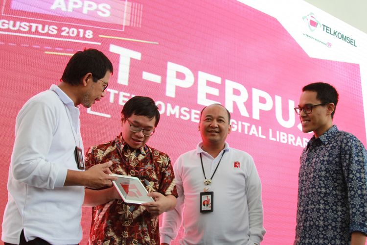 Direktur Human Capital Management Telkomsel Irfan A Tachrir, Managing Director Gramedia Digital Nusantara Kelvin Wijaya, Senior Vice President Corporate Secretary Telkomsel Muharam Perbawamukti dan Chief Operating Officer Gramedia Digital Nusantara Adi Ekatama seusai pandatanganan kerjasama di Jakarta, (20/8/2018).