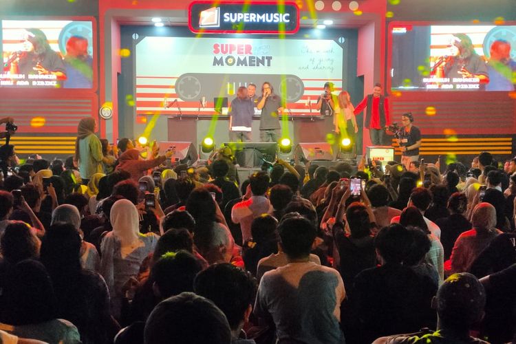 Ribuan mahasiswa memadati acara Super Moment Radio Show di Cirebon. 