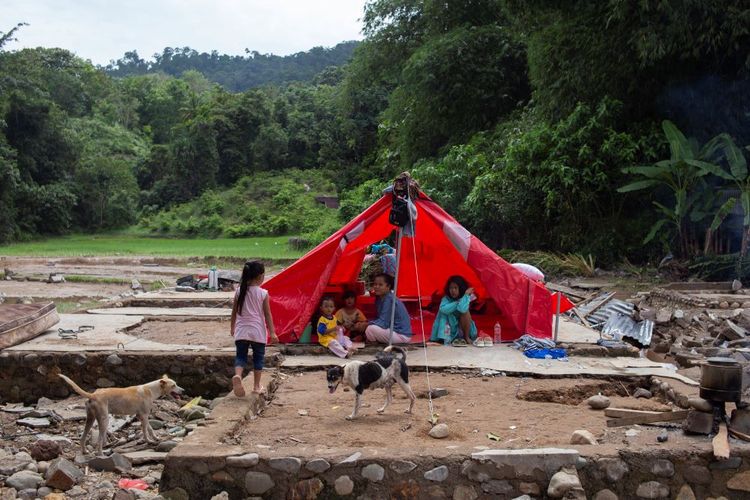 Warga berada di tenda pascabanjir bandang di Kecamatan Koto Sebelas Tarusan, Pesisir Selatan, Sumatera Barat, Senin (11/3/2024). Pemerintah Kabupaten Pesisir Selatan, Sumatera Barat menetapkan masa tanggap darurat bencana banjir bandang selama 14 hari dan kerugian akibat banjir bandang diperkirakan Rp170,4 miliar. ANTARA FOTO/Givo Alputra/Lmo/wpa.