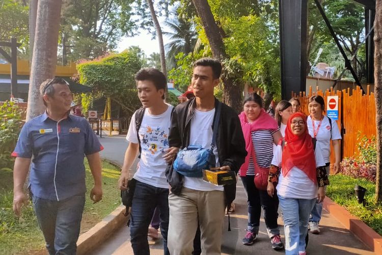 Relawan mendampingi penyandang disabilitas di Taman Hiburan Dunia Fantasi, Ancol, Jakarta Utara, Selasa (3/12/2019).