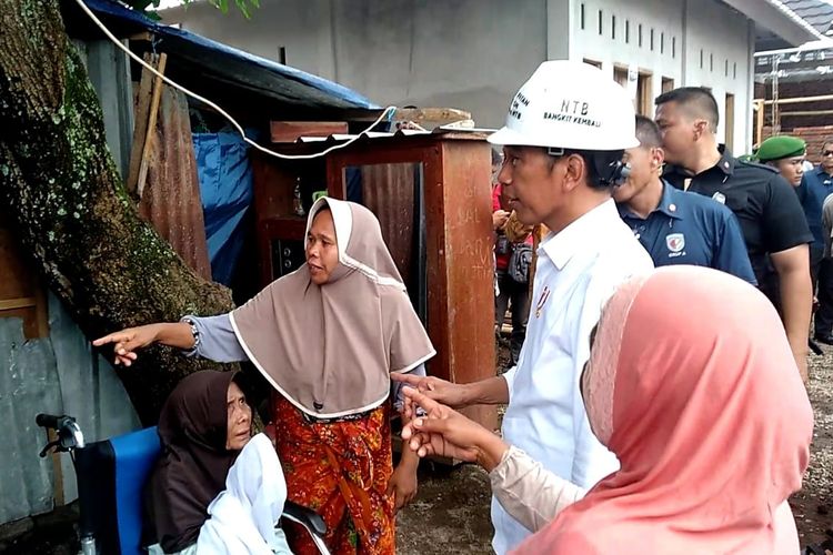 Presiden Joko Widodo mengunjungi korban gempa Lombok dalam kunjungannya ke Desa Pengempel Indah, Bertais, Sandubaya, Kota Mataram, Jumat (22/3/2019).