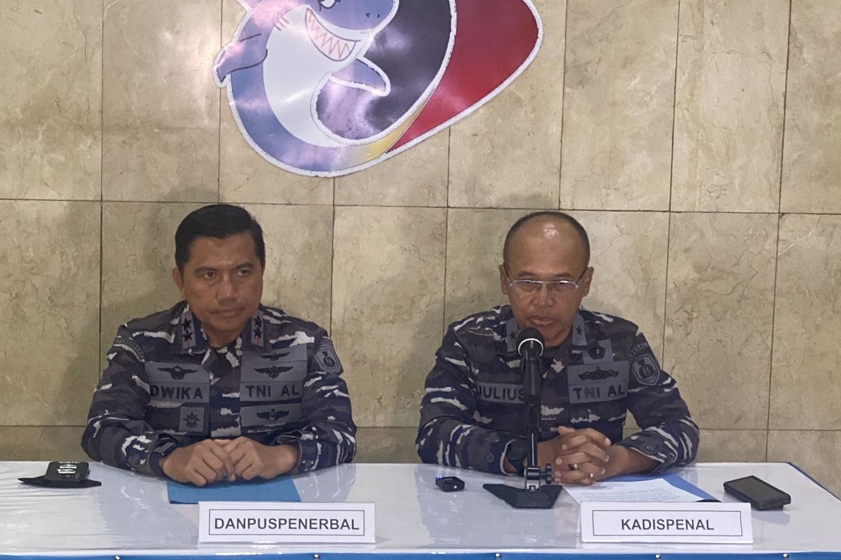 Danpuspenerbal Laksamana Muda (Laksda) Dwika Tjahja Setiawan dan Kadispenal Laksma Julius Widjojono di Mabesal, Jakarta, Rabu (7/9/2022).