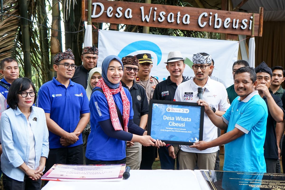 Danone Indonesia meresmikan Desa Cibeusi di Kabupaten Subang, Jawa Barat sebagai Des Wisata. Menteri Pariwisata dan Ekonomi Kreatif (Parekraf) Sandiaga Uno (kanan) dan Vera Galuh Sugijanto, Vice President General Secretary Danone Indonesia (kiri) berfoto bersama pada kunjungan, Jumat (7/4/2023).