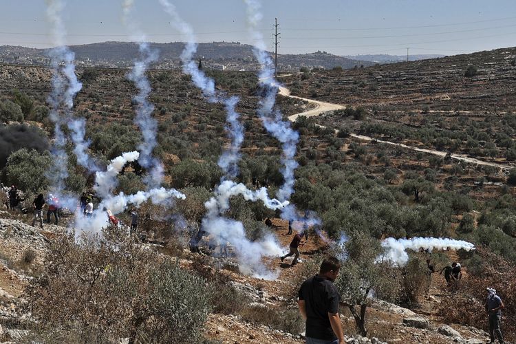 Pengunjuk rasa Palestina bentrok dengan pasukan Israel di kota Beita, dekat kota Nablus, Tepi Barat yang diduduki, di seberang pos pemukim liar Israel yang baru didirikan di Eviatar, pada 9 Juli 2021.