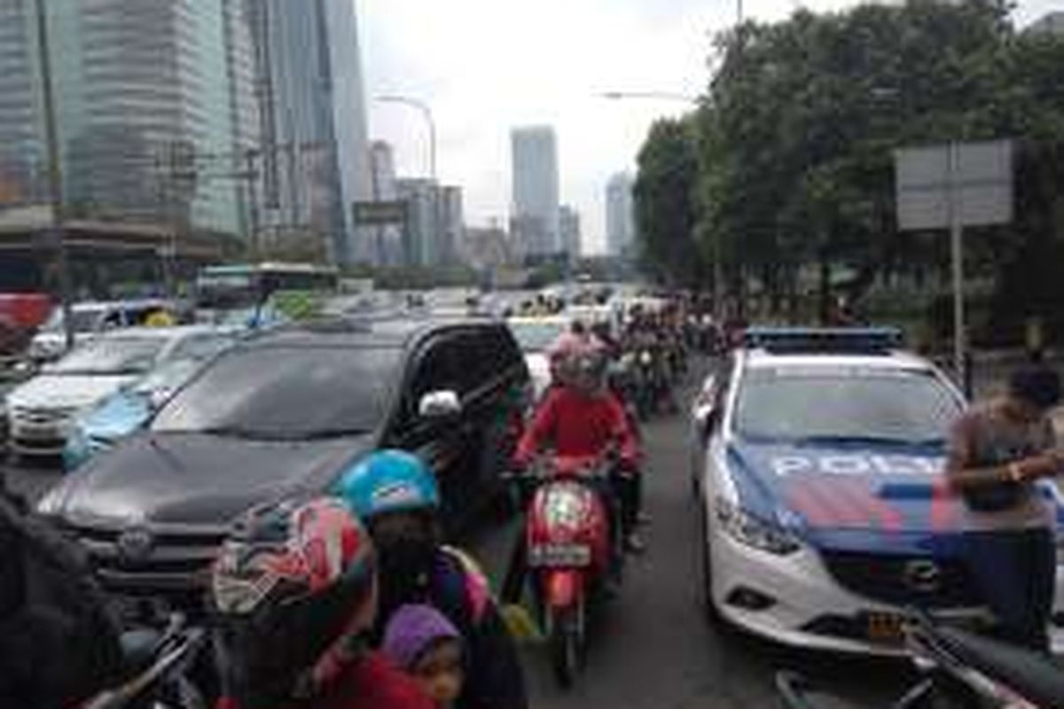 Suasana arus lalu lintas di Jalan Gatot Soebroto mengarah ke Semanggi terpantau padat pada Selasa (5/4/2016).