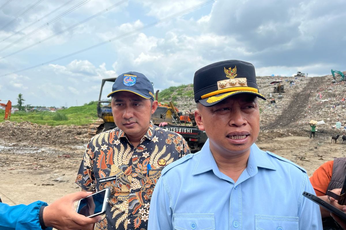 Sampah Berserakan di Pinggir Jalan Raya Bogor dari Pengendara