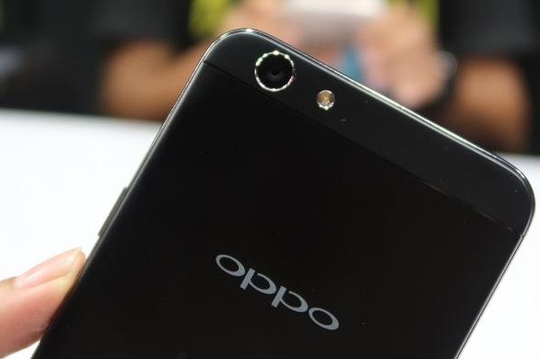 Kamera belakang Oppo F1s Your Raisa Phone masing mengusung sensor berkualitas 13 megapiksel.