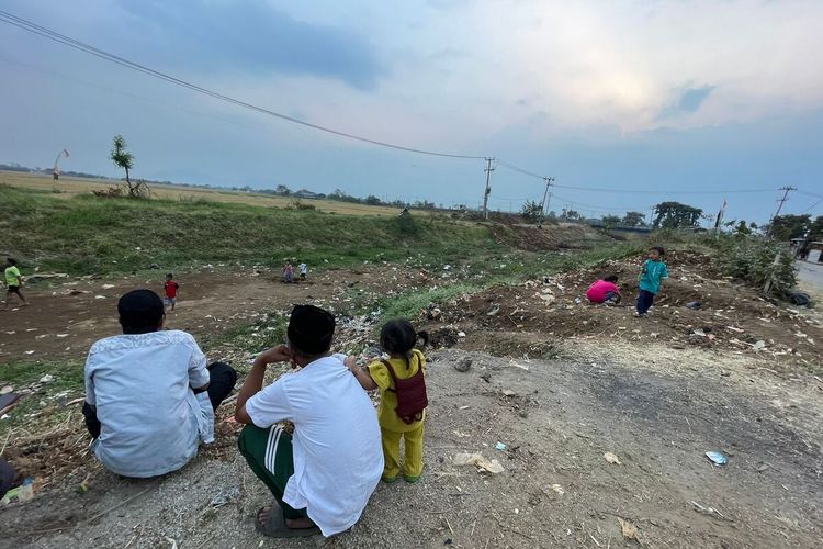 Kondisi Sungai Cikeruh di Kampung Sukarame, Desa Tegalsumedang, Kecamatan Rancaekek, Kabupaten Bandung, Jawa Barat yang mengalami kekeringan pada Kamis (21/9/2023)