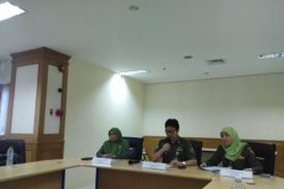 Kepala Dinas Kelautan Pertanian dan Ketahanan Pangan DKI Jakarta, Darjamuni, memberi keterangan pers di kantor Dinas KPKP, Senin (28/9/2015)