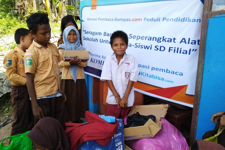 Penyerahan bantuan seragam baru dan alat sekolah di SDN Filial 004 Berambai, Kecamatan Samarinda Utara, Kota Samarinda, Kaltim, Sabtu (8/2/2020).