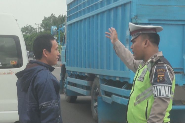 Petugas polisi dari Satuan Lalu Lintas Polres Ogan Ilir mengarahkan seorang pengendara yang hendak menuju Lampung agar melalui jalan lintas tengah Sumatera pasca-amblasnya Jembatan Mesuji di perbatasan Sumatera Selatan dan Lampung.