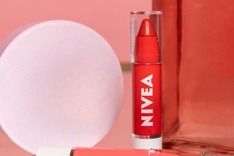 Nivea Lip Crayon terdiri dari dua varian, yakni Poppy Red dan Coral Crush.