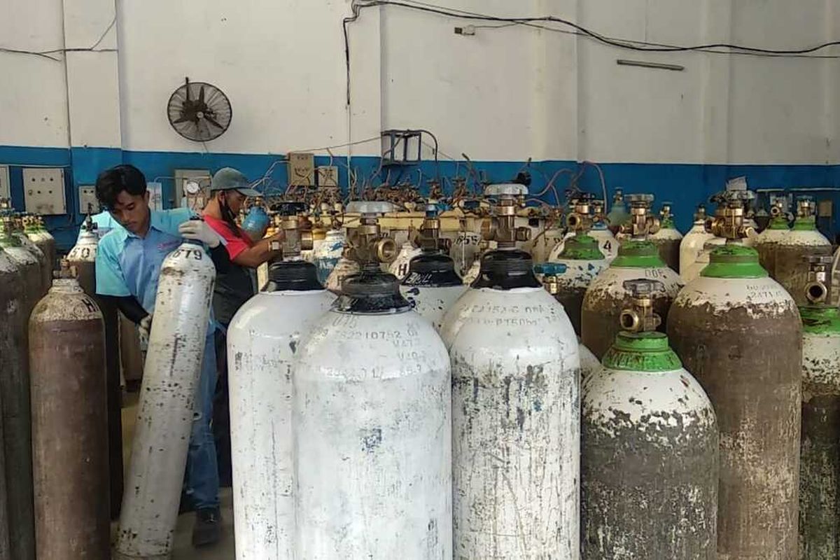 Petugas pengisian tabung oksigen terlihat sangat sibuk memenuhi permintaan konsumen saat kondisi darurat Covid-19 dalam dua oekan terakhir di Kota Tasikmalaya, Rabu (30/6/2021).