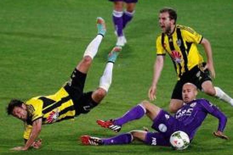 Pemain Perth Glory, Ruben Zadkovich (biru) saat menjegal lawannya dari klub Wellington Phoenix dalam salah satu laga Liga Australia. Akibat tekel keras ini, Ruben langsung mendapat kartu merah hanya 17 detik setelah masuk ke dalam lapangan.