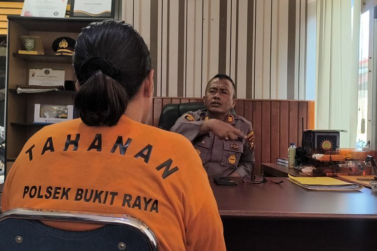 Wanita pencuri motor saat diinterogasi Kapolsek Bukitraya, AKP Syafnil di kantornya di Pekanbaru, Kamis (27/6/2024).