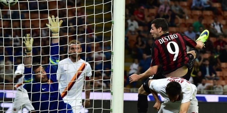 Striker AC Milan, Mattia Destro (9), mencetak gol tandukan ke gawang AS Roma di Stadion San Siro pada lanjutan Serie-A, Sabtu malam atau Minggu (10/5/2015) dini hari.