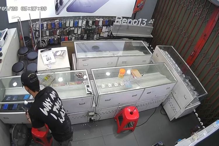 Bobol Plafon Toko, Pria Ini Curi 12 Ponsel di Konter HP Jagakarsa