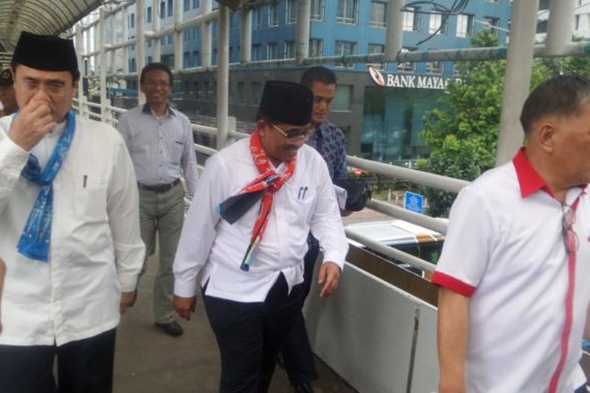 Plt Gubernur DKI Jakarta Sumarsono menyeberangi JPO Karet menuju Hotel Grand Sahid, Kamis (9/2/2017)