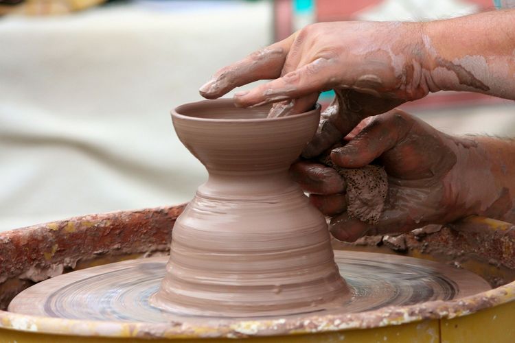 Teknik dasar dalam kerajinan keramik yaitu teknik