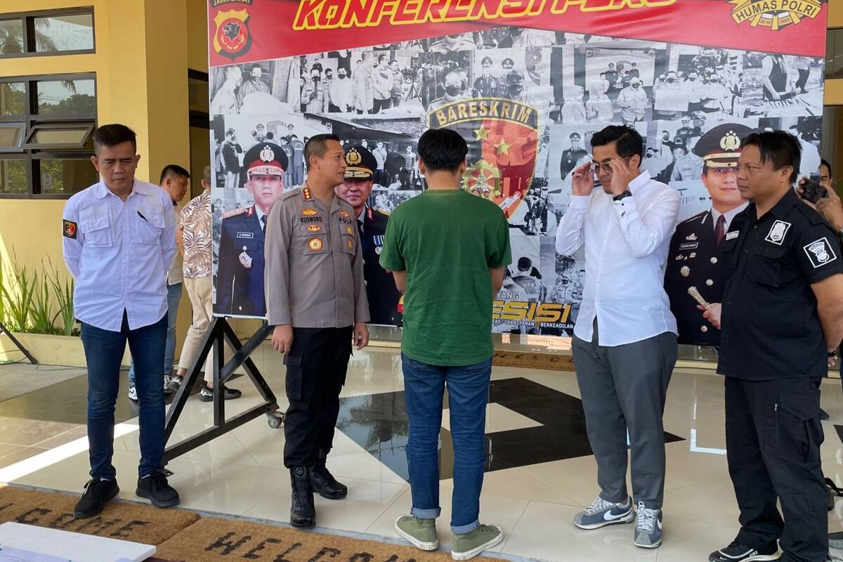 YS (21) seorang mahasiswa asal Kabupaten Bandung yang membuat laporan palsu saat tengah digiring oleh petugas Satreskrim Polresta Bandung pada Kamis (20/7/2023)