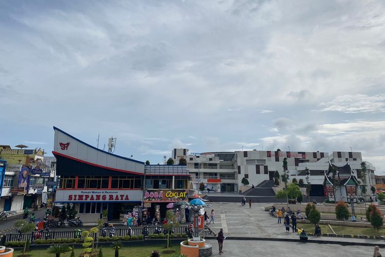 Pasar Atas Bukittinggi dan taman pedestrian di sekitar Jam Gadang yang bisa dikunjungi oleh wisatawan. 