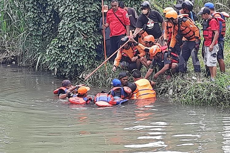 Petugas BPBD DIY tengah mengevakuasi jasad santri yang meninggal dunia karena tenggelam saat berenang di Sungai Code pada Sabtu (12/11/2022).