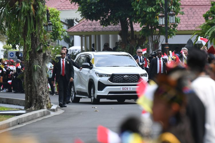 Mobil yang membawa Pemimpin Gereja Katolik Dunia Paus Fransiskus tiba di halaman Istana Merdeka, Jakarta, Rabu (4/9/2024). Presiden Joko Widodo menerima kunjungan kenegaraan Paus Fransiskus untuk membahas hubungan bilateral Indonesia dan Vatikan sekaligus membahas isu-isu global, khususnya perdamaian dunia. ANTARA FOTO/Hafidz Mubarak A/sgd/rwa.