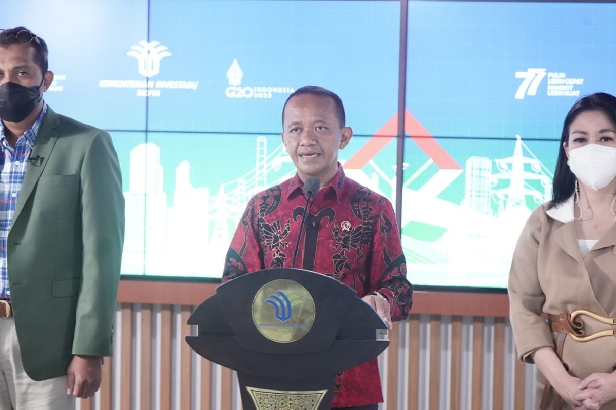 Menteri Investasi/Kepala BKPM Bahlil Lahadalia memberikan keterangan pers terkait izin usaha pertambangan yang dicabut, di Jakarta, Jumat (12/8/2022).