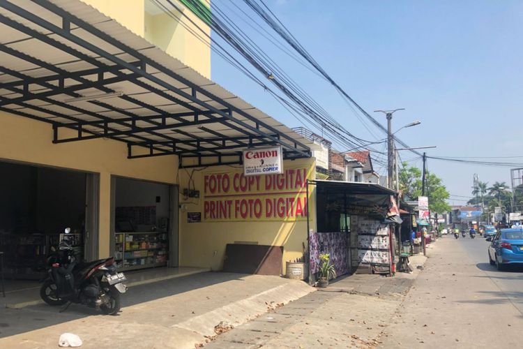 Toko-toko di sekitar Mako Brimob mulai buka kembali setelah kericuhan, Kamis (10/4/2018). 