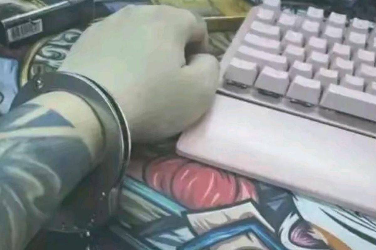 Tangkapan layar video call Rizal Sampurna bekerja dalam keadaan tangan diborgol