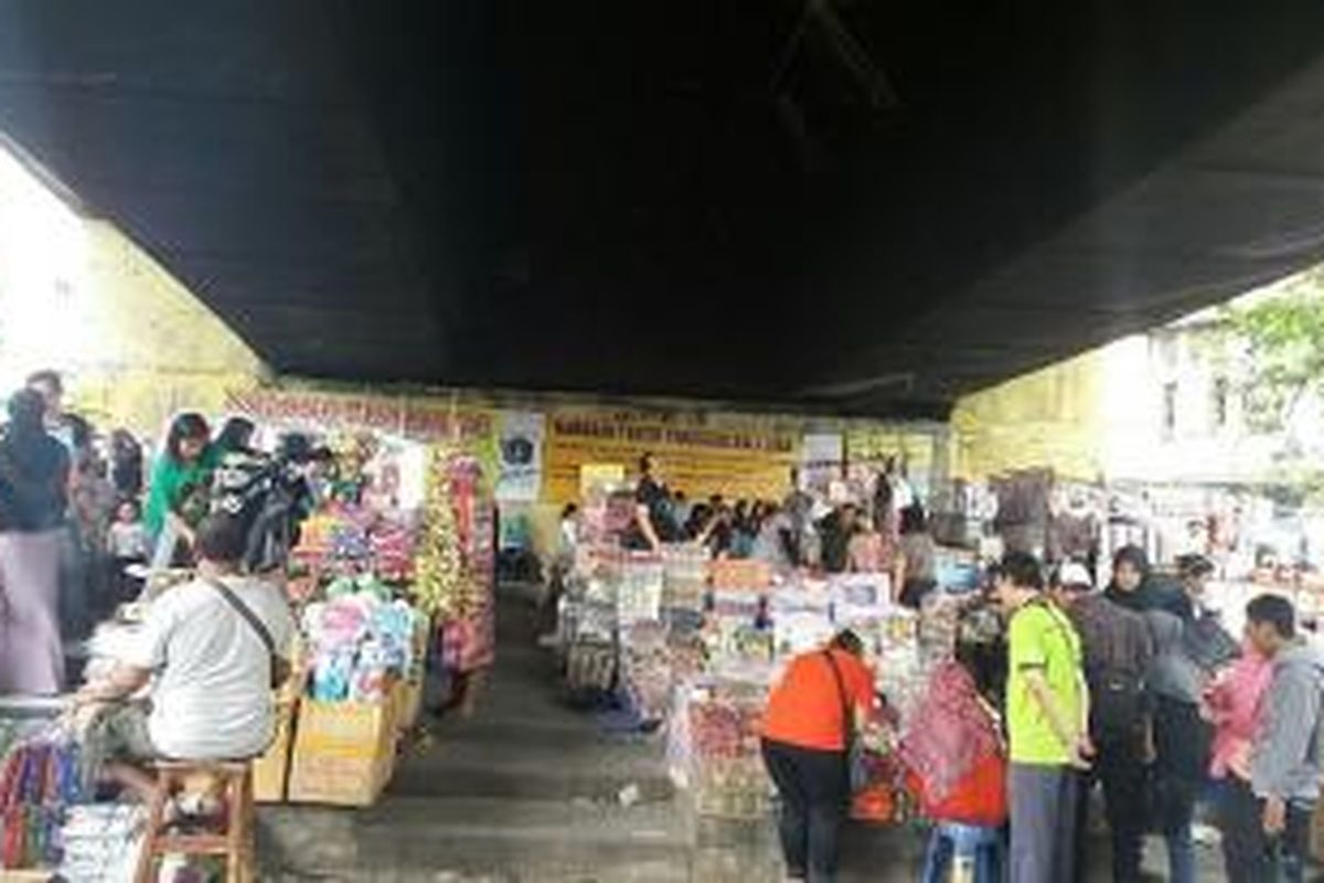Libur akhir tahun, para pembeli ramai memadati kawasan Pasar Asemka, Jakarta Barat pada Kamis (24/12/2015)