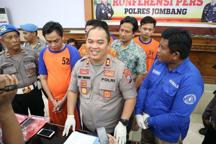 Radityo Wisnu Murti (dua dari kiri), oknum Sekretaris Desa di Kabupaten Jombang, Jawa Timur, yang tertangkap polisi saat mengonsumsi sabu-sabu.