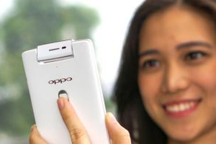 Menggunakan Oppo N3 untuk menjepret selfie di luar ruangan (model: Sasha, Presenter Kompas Video)