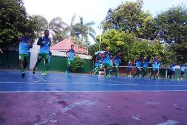 Tim Nasional Indonesia U-19 berlatih di KBRI Myanmar, Kamis (9/10/2014). 