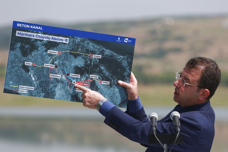 Ekrem Imamoglu, walikota Istanbul, menunjuk ke peta saat ia berbicara selama konferensi media mengenai proyek Kanal Istanbul, dekat lokasi konstruksi untuk jembatan pertama proyek di tepi bendungan Sazlidere, di Istanbul, Kamis, 24 Juni , 2021.