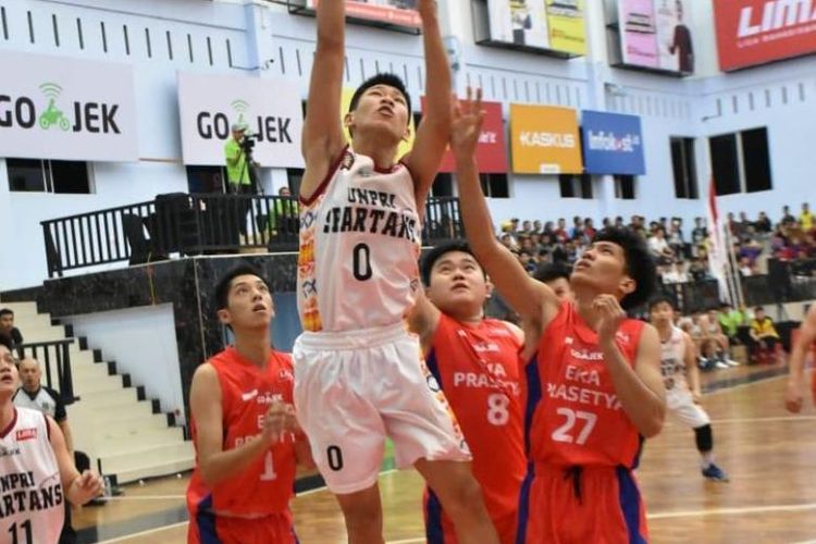 Universitas Prima Indonesia (Unpri) keluar sebagai kampiun LIMA Basketball: Go-Jek Sumatra Conference (SMC) 2018 setelah memenangi lagu pamungkas kontra Eka Prasetya dengan skor 47-36 pada Jumat (13/7/2018).
