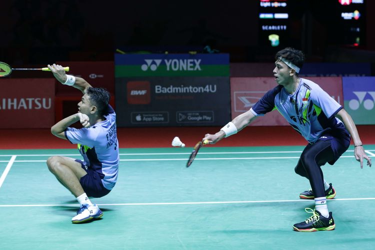 Ganda putra Indonesia, Fajar Alfian/Muhammad Rian Ardianto bertanding melawan ganda putra China, Liu Yu Chen/Ou Xuan Yi pada pertandingan perempat final Indonesia Masters 2023 di Istora Senayan, Jakarta, Jumat (27/1/2023). Fajar/Rian gagal melaju ke semifinal Indonesia Masters 2023 setelah kalah dengan skor 21-11, 13-21, dan 23-25.