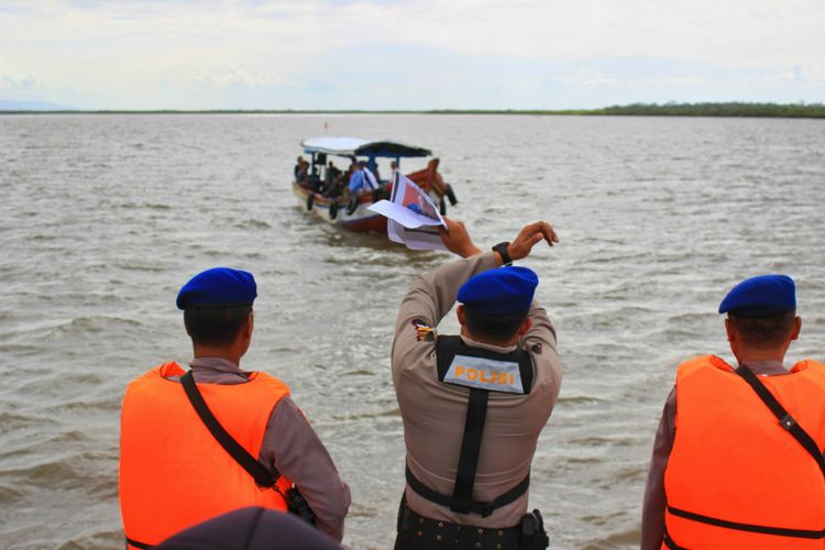 Kasatpolair Polres Cilacap AKP Huda Syafii memberikan kode berhenti kepada sejumlah kapal penumpang yang beroperasi di sekitar perairan Pulau Nusakambangan, Senin (10/7/2017)