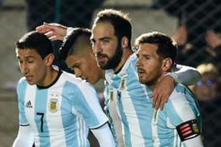 Gonzalo Higuain meryakan gol Argentina ke gawang Honduras bersama Angel Di Maria, Marcos Rojo, dan Lionel Messi, Jumat (27/5/2016). 